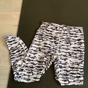 Fabletics leggings Medium White-Gray-Black stripe pattern Excellent Condition